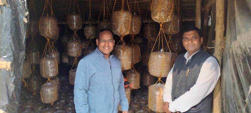 मशरूम उत्पादों को देख खिल उठे सी आई एस एफ के कमाणडेंट