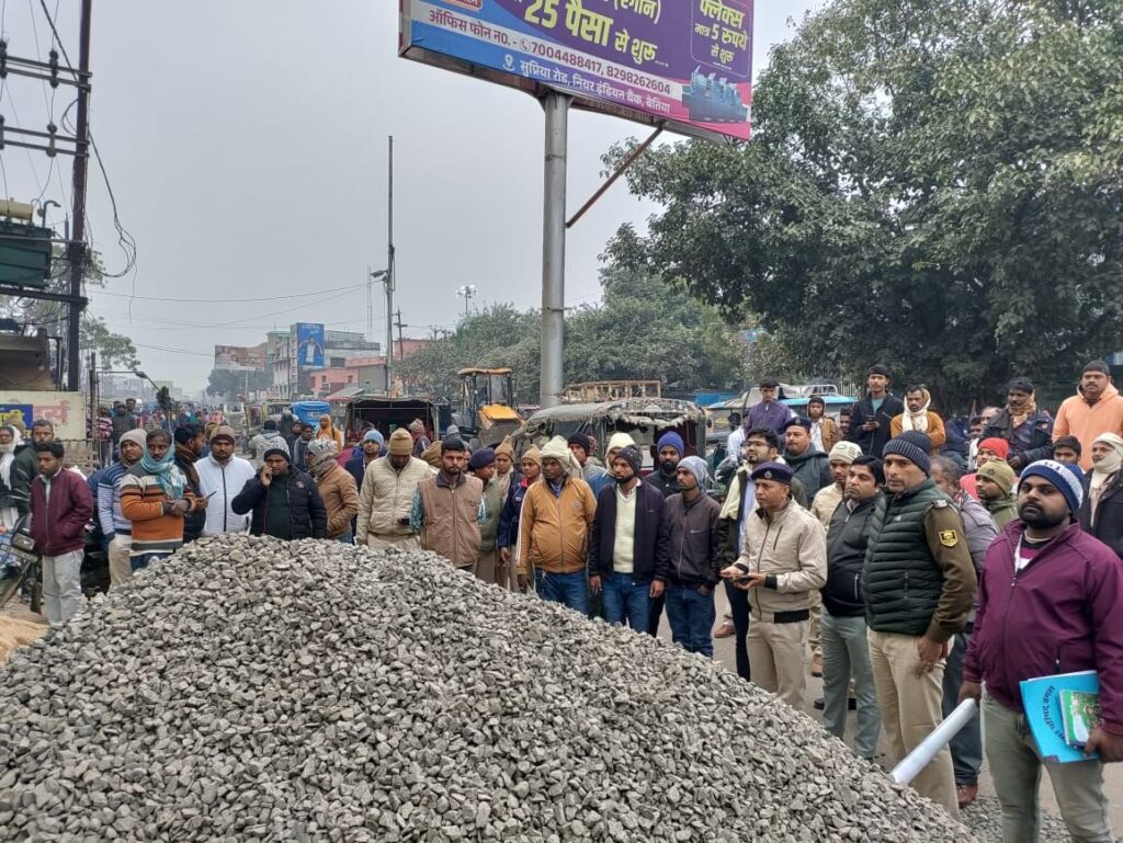 अवैध दुकानों पर चला बगहा नप प्रशासन का डंडा,हटाया गया अतिक्रमण।