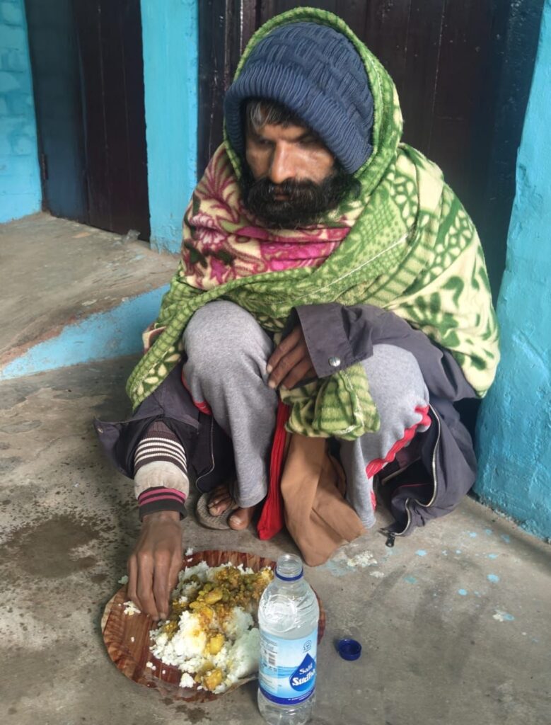 स्वरांजलि सेवा संस्थान द्वारा लावारिस दिव्यांगों एवं मानसिक रोगियों के बीच कंबल वितरण एवं चलंत दरिद्र नारायण भोज