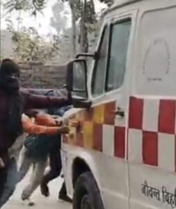 बगहा अनुमंडलीय अस्पताल का एम्बुलेंस हो गया है मरीज , धक्का लगाने पर होता चालू,आपात सेवा पर उठ रहे सवाल।