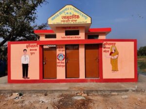 बगहा:सरकारी भूमि पर बना सार्वजनिक शौचालय एवं स्नान घर को वार्ड सदस्य ने तोड़कर अपना घर बनाया।