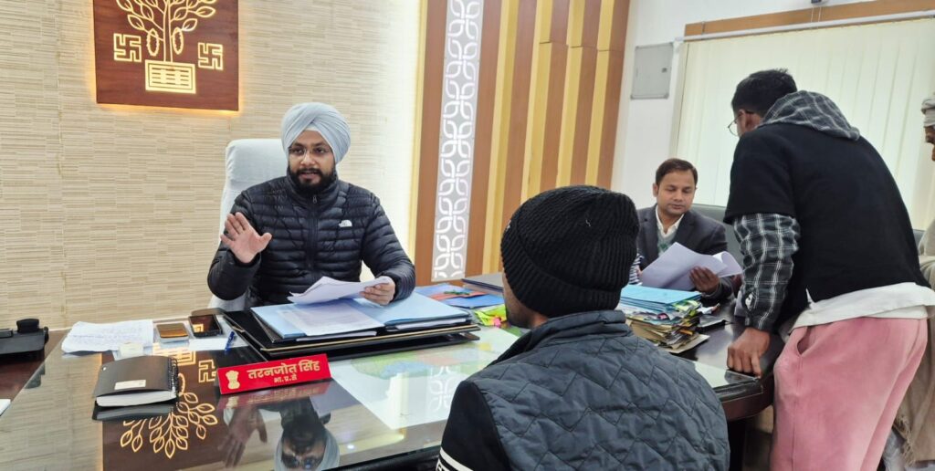 जिला पदाधिकारी ने जनता दरबार में सुनीं 70 फरियादें, त्वरित निस्तारण के दिए निर्देश।