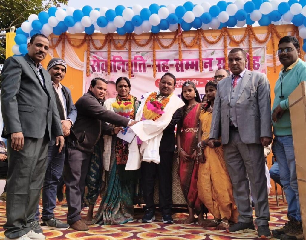 सेवानिवृत प्रधानाध्यापक इंदुभूषण को बच्चों व शिक्षकों ने दी विदाई