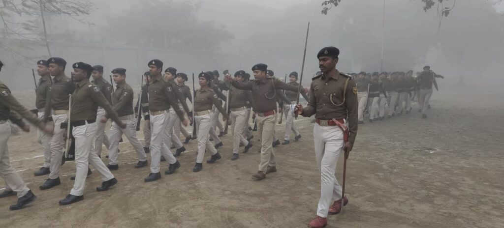 डीआईजी सह एसपी बगहा बगहा पुलिस केन्द्र में साप्ताहिक परेड का किया निरीक्षण।