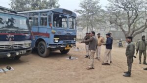 डीआईजी सह बगहा एसपी ने बगहा पुलिस केंद्र में उपलब्ध सरकारी वाहनों का किया निरीक्षण