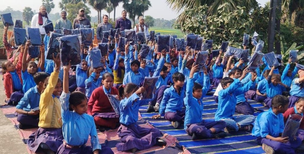 *प्राथमिक विद्यालय बेलदरिया में बच्चों के बीच स्वेटर वितरित*