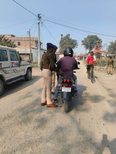 12 अभियुक्त गिरफ्तार,01 कट्टा,02 जिंदा कारतूस समेत 01 साईकिल और 14 लीटर देशी चुलाई शराब बरामद।