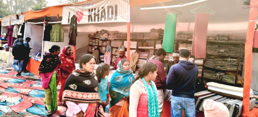 बगहा में खादी ग्रामोद्योग प्रदर्शनी के आखिरी दिन उमड़ी लोगों की भारी भीड़।