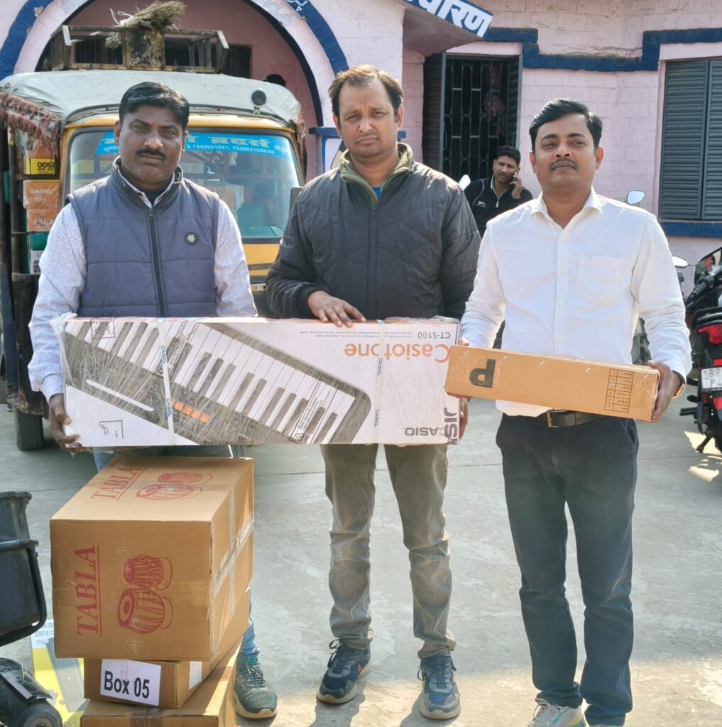 बीआरसी बगहा-02: बीआरसी कर्मियों द्वारा विद्यालयों के प्राचार्यों एवं शिक्षकों में किए संगीत वाद्य यंत्रों का वितरण।