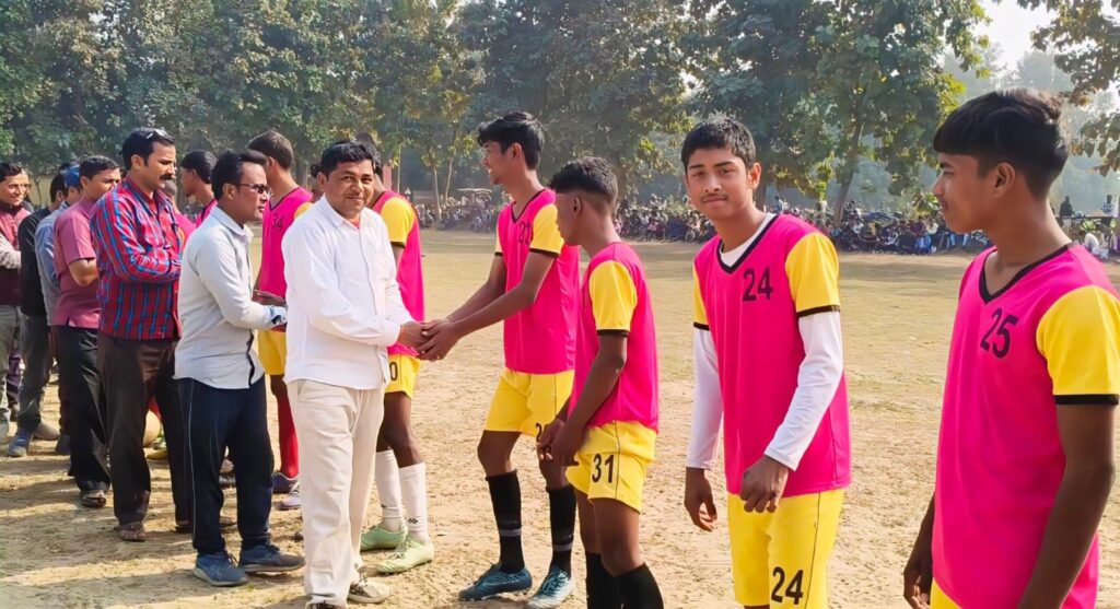 पहले राऊंड के खेल में सांझा युवा क्लब नेपाल 4-2से अम्बेडकर क्लब बगहा को पराजित किया।