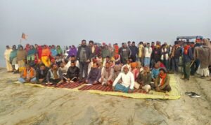 शास्त्रीनगर–बेलवनिया सड़क पुल निर्माण का मुद्दा गरमाया, तीन दिनों से आंदोलन अनवरत जारी,बजट सत्र तक पहुंचेगा यह मामला।