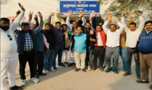 बगहा के शास्त्री नगर से उत्तर प्रदेश के बेलवनिया तक प्रस्तावित पुल के निरस्तीकरण को लेकर संघर्ष समिति के सदस्यों द्वारा एसडीएम को सौंपा गया ज्ञापन।