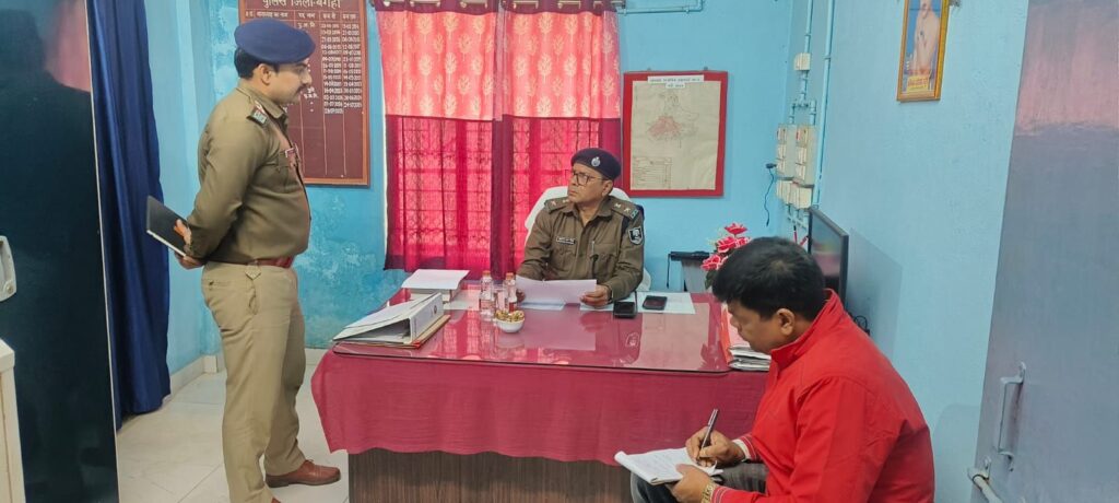 पुलिस अधीक्षक बगहा ने ठकराहा थाने का किया औचक निरीक्षण, दिए कई आवश्यक दिशा-निर्देश।