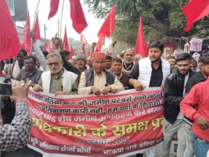 बेतिया राज की जमीन पर बुलडोजर कार्रवाई के खिलाफ भाकपा माले का धरना-प्रदर्शन
