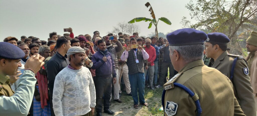 चौतरवा थाना क्षेत्र के अहिरौलिया में संदिग्ध विस्फोटक पदार्थ बरामद, छानबीन में जुटी पुलिस।