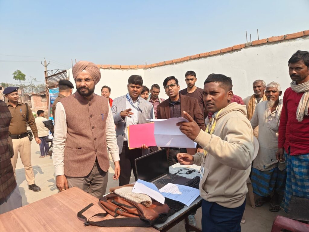 जिला पदाधिकारी ने बैरिया प्रखंड कार्यालय का किया औचक निरीक्षण।