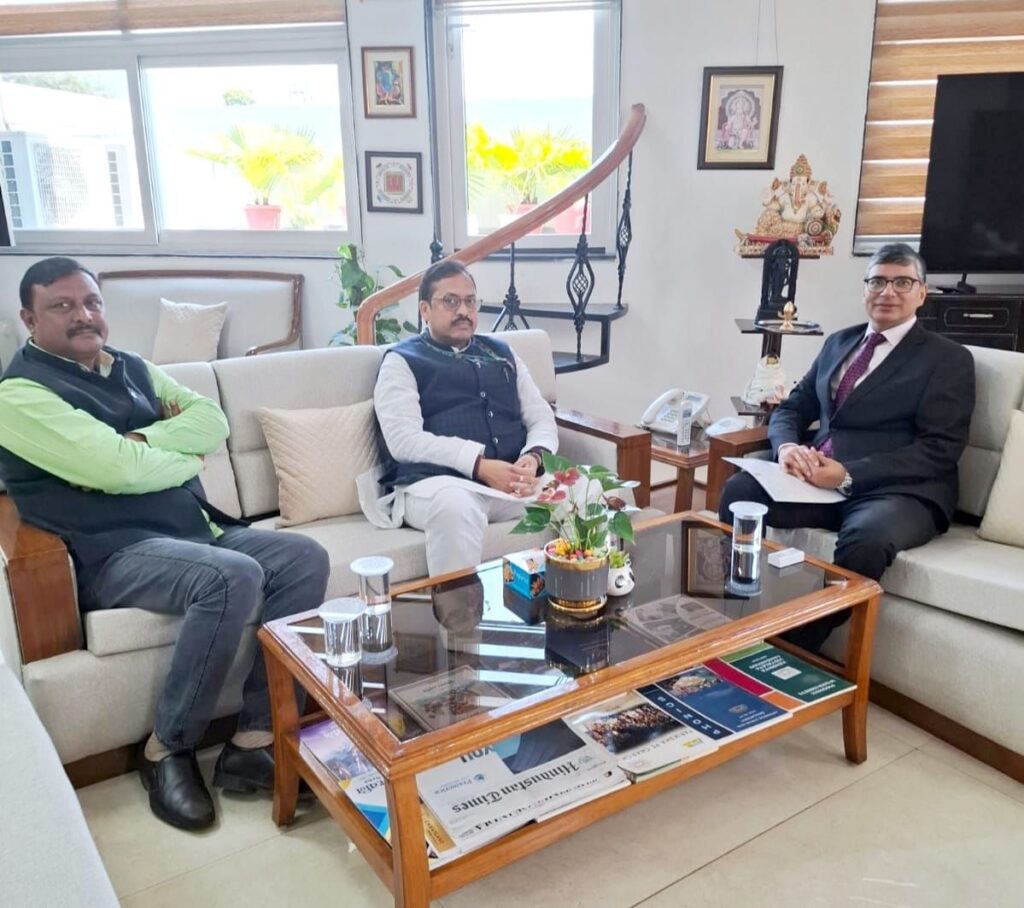 *केंद्रीय विद्यालय की स्वीकृति के लिए सांसद ने आयुक्त से मिला*