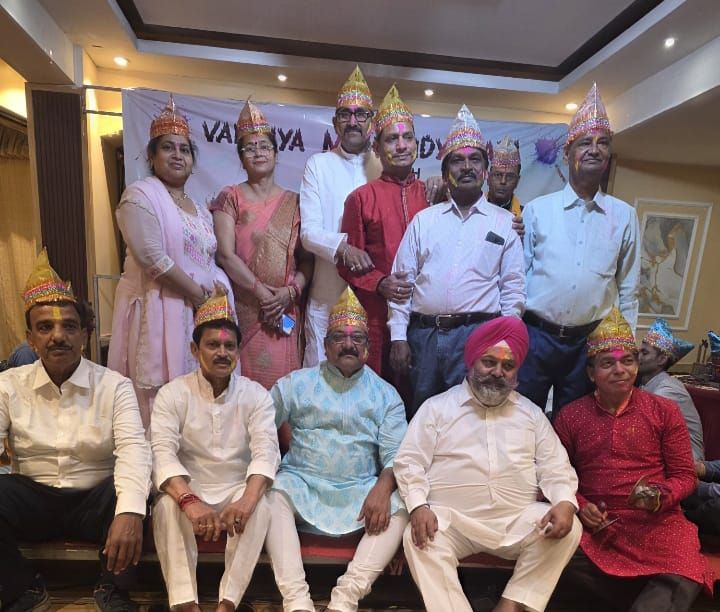 होली मिलन समारोह में होली गीत से झुम उठें वाणिज्य के सहपाठी