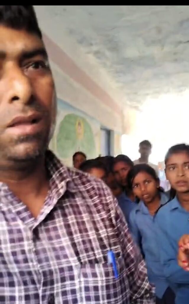 शिक्षिका ने शिक्षक पर छेड़छाड़ का गंभीर आरोप लगाया,ग्रामीणों में आक्रोश