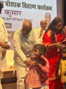 ग्रामीण विकास मंत्री ने जीविका दीदियों से निर्मित पोशाक को आंगनबाड़ी बच्चों के बीच वितरित किया।