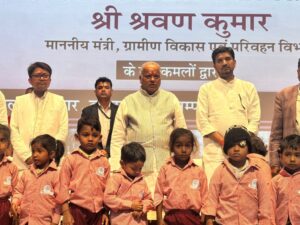 आगनबाड़ी बच्चों के कपड़ों की सिलाई  के काम से दीदियों को मिला नया रोजगार- ग्रामीण विकास मंत्री