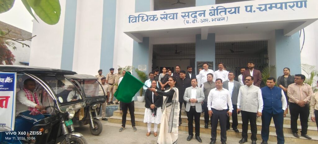 जिला जज ने प्रचार रथ को हरी झंडी दिखा कर किया रवाना।