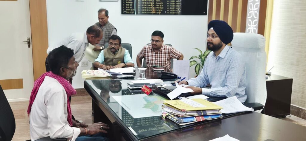 *जनसुनवाई में जिला पदाधिकारी ने सुनीं 77 शिकायतें।*