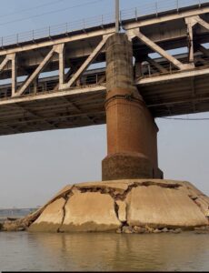 सोन नदी पर बने अब्दुलबारी पुल ध्वस्त होने के कगार पर, बालू माफियाओं के द्वारा अवैध निकासी पर सवालिया?*