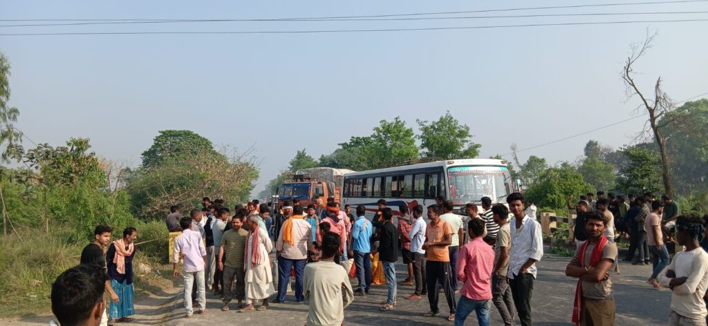 छठ स्तूप तोड़ने से ग्रामीणों में आक्रोश भड़का, एनएच727 पर यातायात हुआ अवरुद्ध