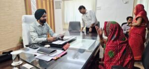 जिला पदाधिकारी के जनसुनवाई कार्यक्रम में 60 मामलों की हुई सुनवाई।