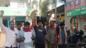 नरकटियागंज:पार्किंग शुल्क की मनमानी वसूली के विरोध में चालकों में आक्रोश।