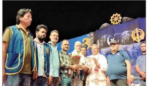 विश्व शान्ति महोत्सव के दौरान जीतन राम मांझी ने डाॅ के के कमर को किया सम्मानित