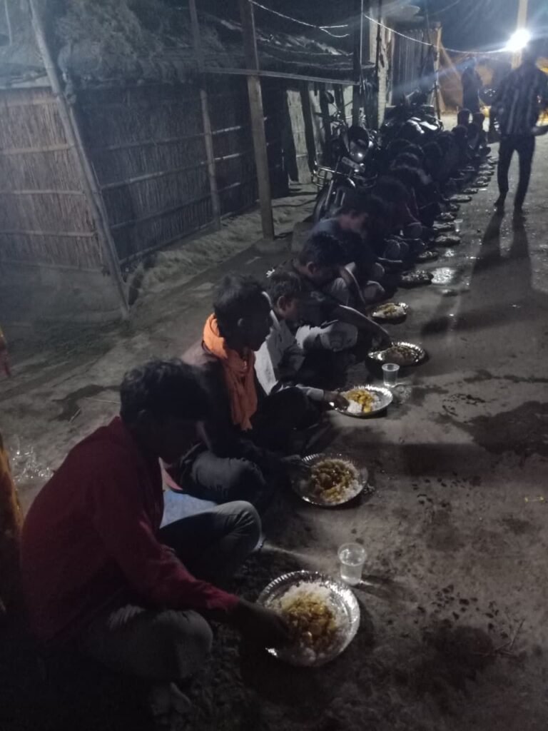 बैरिया के मुशहरी गांव में अग्निकांड के प्रभावित परिवारों को भेजे गए 25 लाख 40 हजार रुपये।