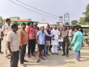 वाल्मीकि नगर के विधायक सुरेन्द्र प्रसाद को मुखिया प्रमोद उरांव ने दिया मांग पत्र