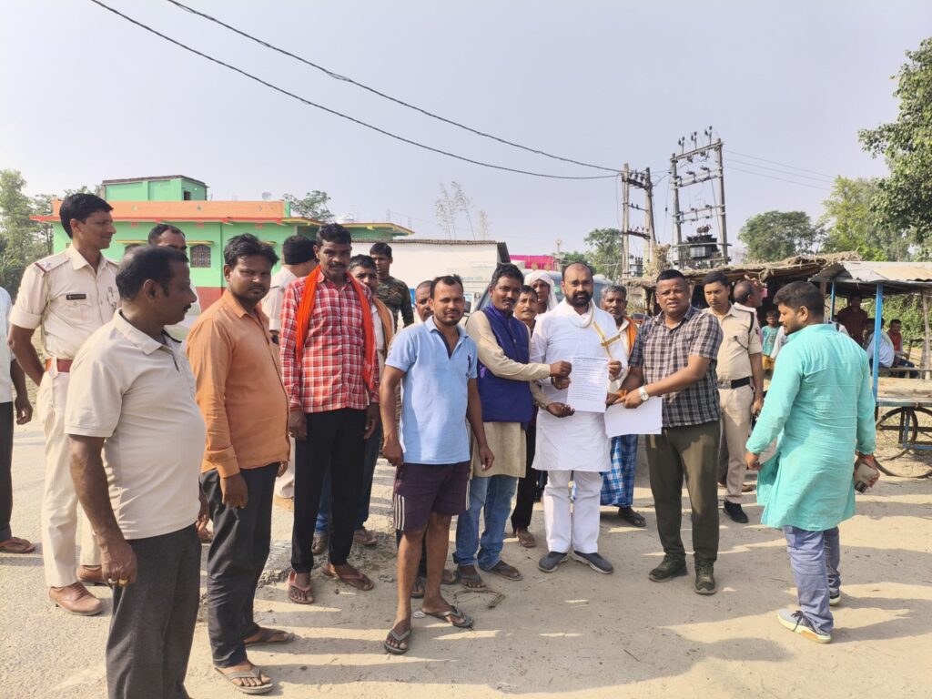 वाल्मीकि नगर के विधायक सुरेन्द्र प्रसाद को मुखिया प्रमोद उरांव ने दिया मांग पत्र