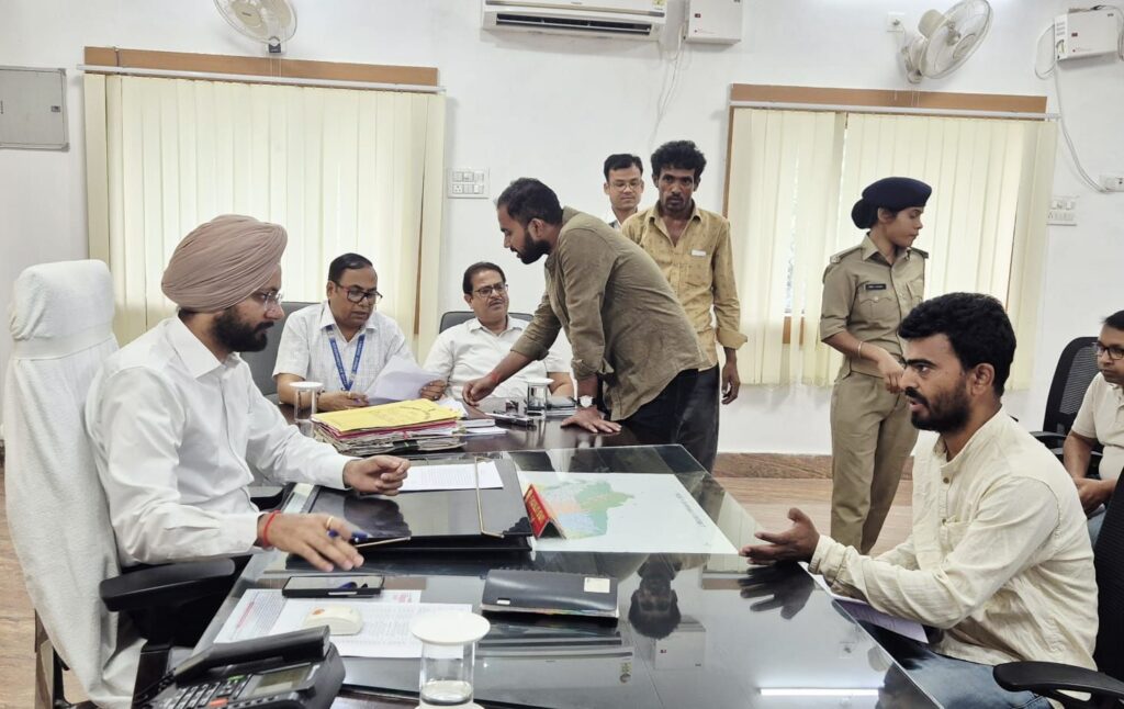 जिला पदाधिकारी के जनसुनवाई कार्यक्रम में 30 मामलों की हुई सुनवाई।