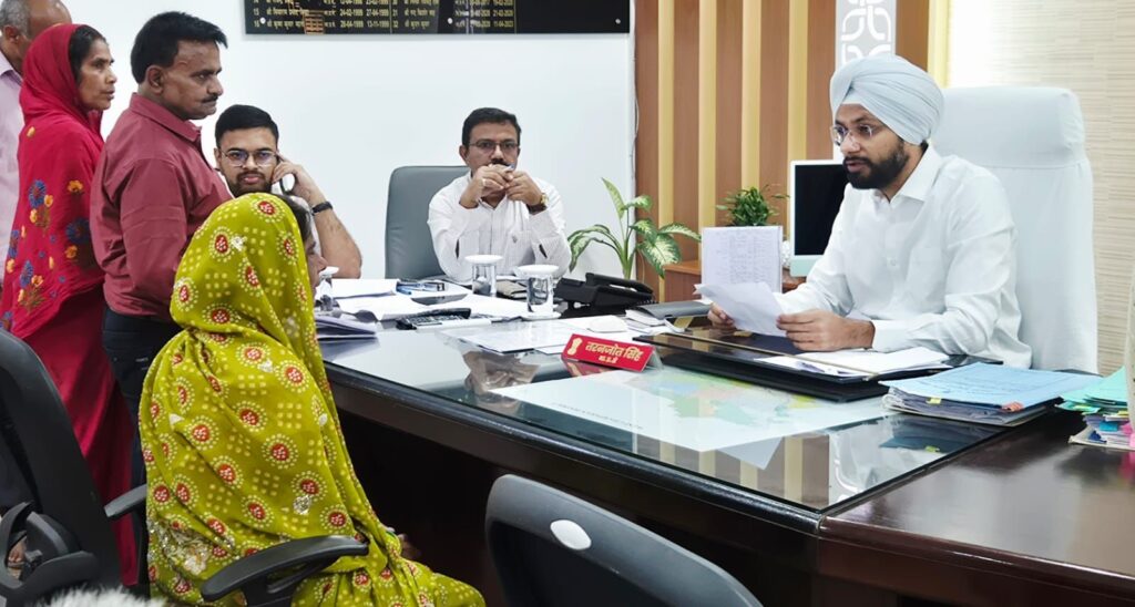 जिला पदाधिकारी के जनसुनवाई कार्यक्रम में 50 मामलों की हुई सुनवाई।