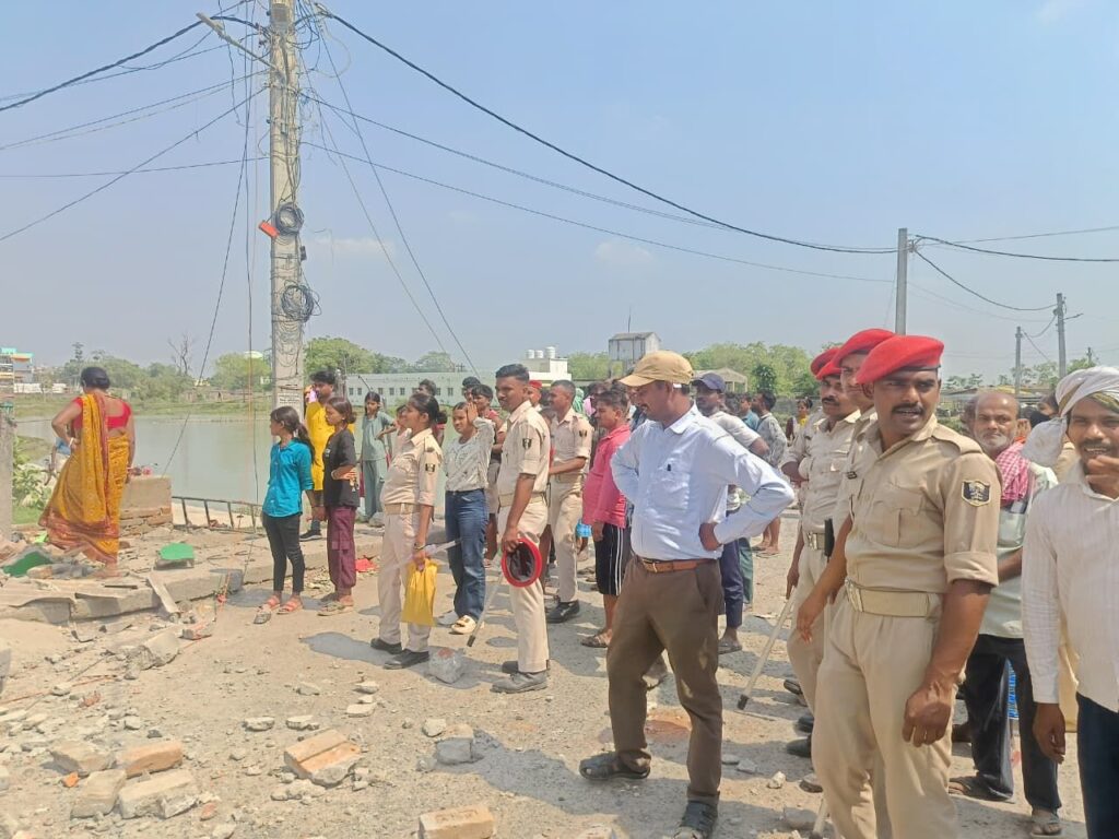 बेतिया बस स्टैंड से हजारी, मछली हट्टा तक हटा अतिक्रमण।