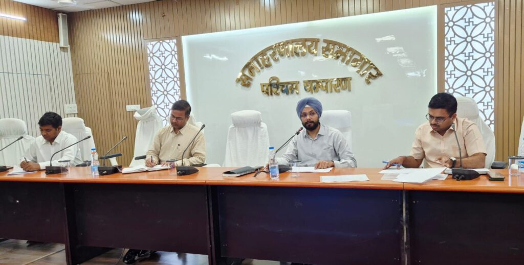 पीएम सूर्यघर योजना अत्यंत महत्वाकांक्षी एवं जनहितकारी : जिला पदाधिकारी।