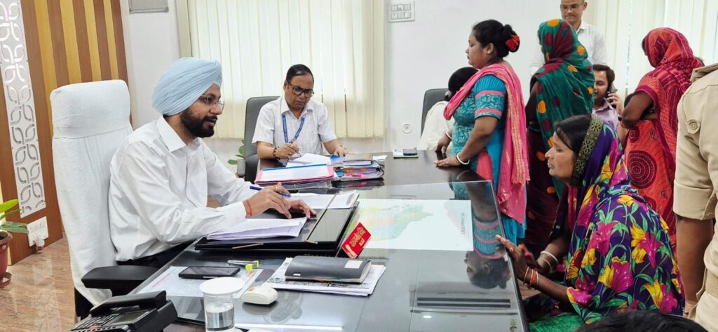 जनसुनवाई में जिला पदाधिकारी ने सुनीं 71 फरियादें।