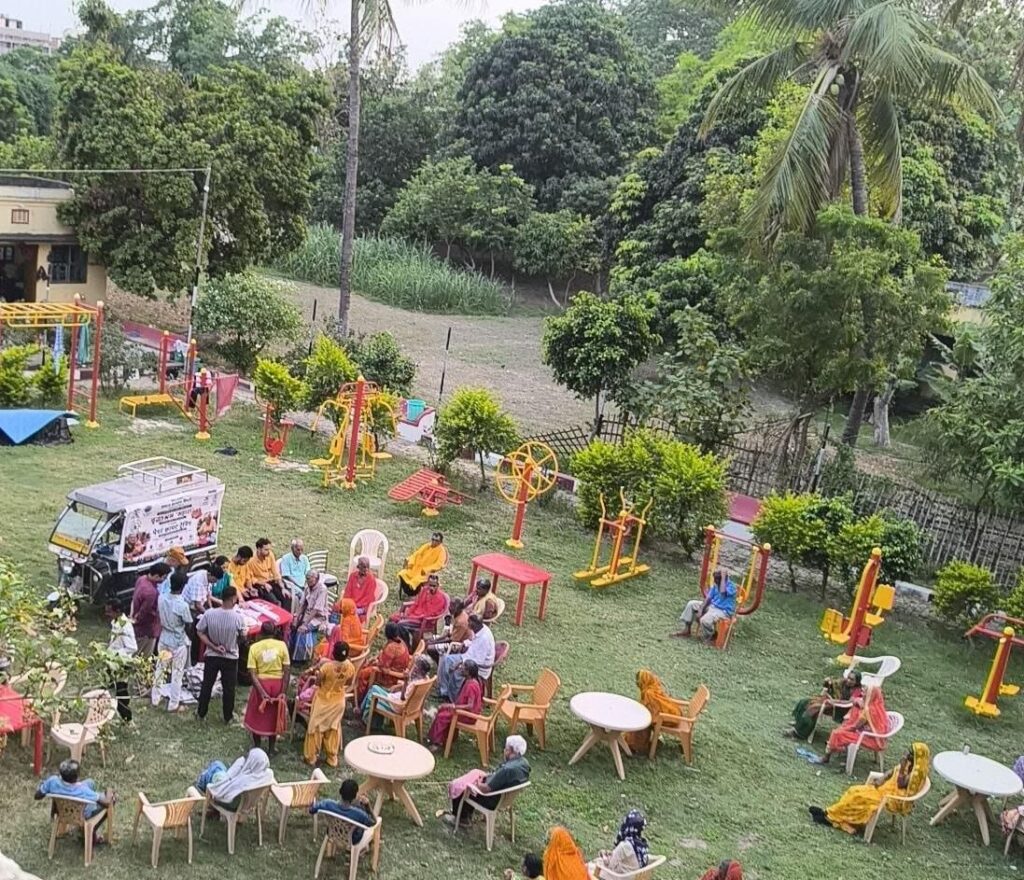 हस्तशिल्प सीख बदल रहे जीवन के रंग, वृद्धाश्रम “सहारा” में वरिष्ठ नागरिकों ने सीखा पेपर क्राफ्ट