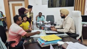 जनसुनवाई में जिला पदाधिकारी ने सुनीं 79 शिकायतें।