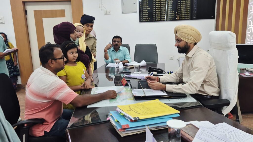 जनसुनवाई में जिला पदाधिकारी ने सुनीं 79 शिकायतें।