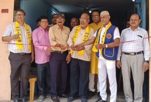 स्व० डॉ विजय कुमार करण के स्मृति में जरूरतमंदों को खाद्य पदार्थ का वितरण