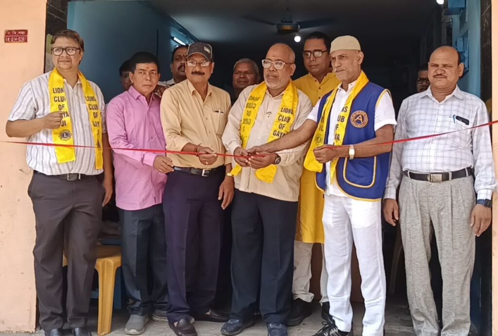 स्व० डॉ विजय कुमार करण के स्मृति में जरूरतमंदों को खाद्य पदार्थ का वितरण