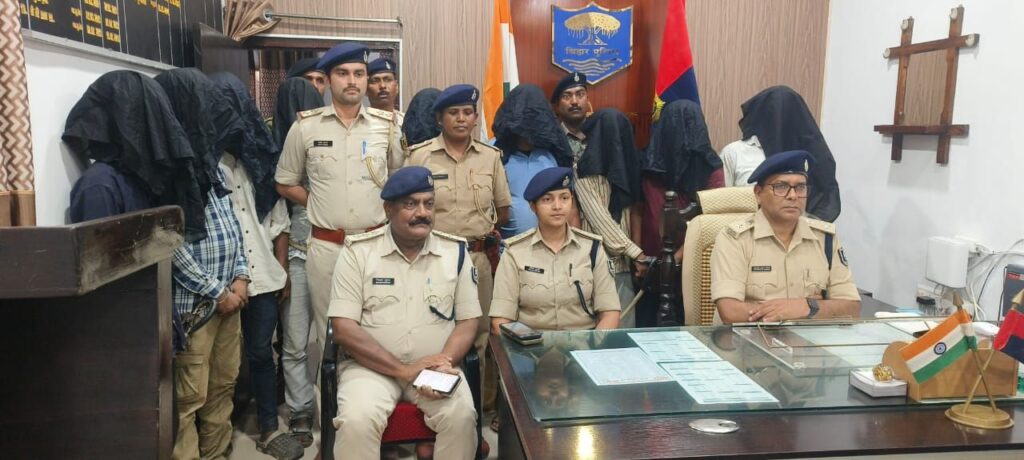 डकैती की योजना बनाते दौरान हथियार समेत नौ लोग गिरफ्तार ।