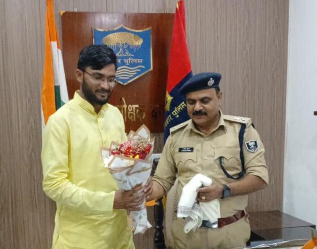 बगहा: भाजपा जिला मंत्री शेख ओसामा ने बगहा के नये एसपी राजेश कुमार से की शिष्टाचार मुलाकात