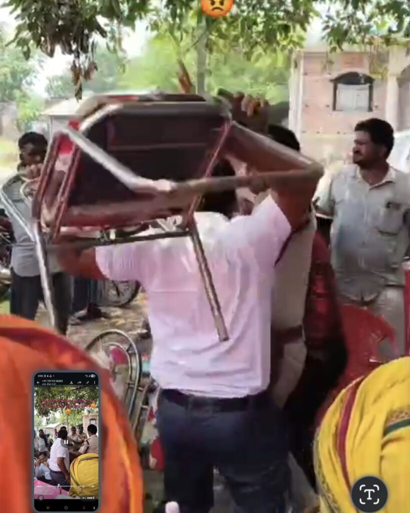 दस्यु सरगना की तरह आतंक कायम करने के लिए अंचलाधिकारी पत्रकार पर कुर्सी उठाकर मारने के लिए सहयोग शिविर में दौडा।