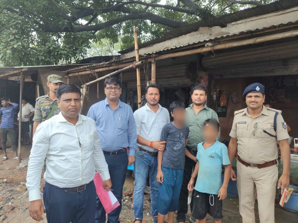 बगहा के एम.एन मीट हाउस से दो बाल श्रम मुक्त कराया गया
