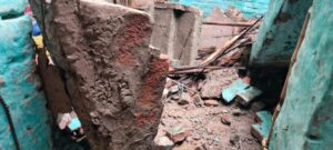 इंदिरा आवास से बने मकान का छत गिरा,तीन जख्मी अस्पताल में भर्ती।